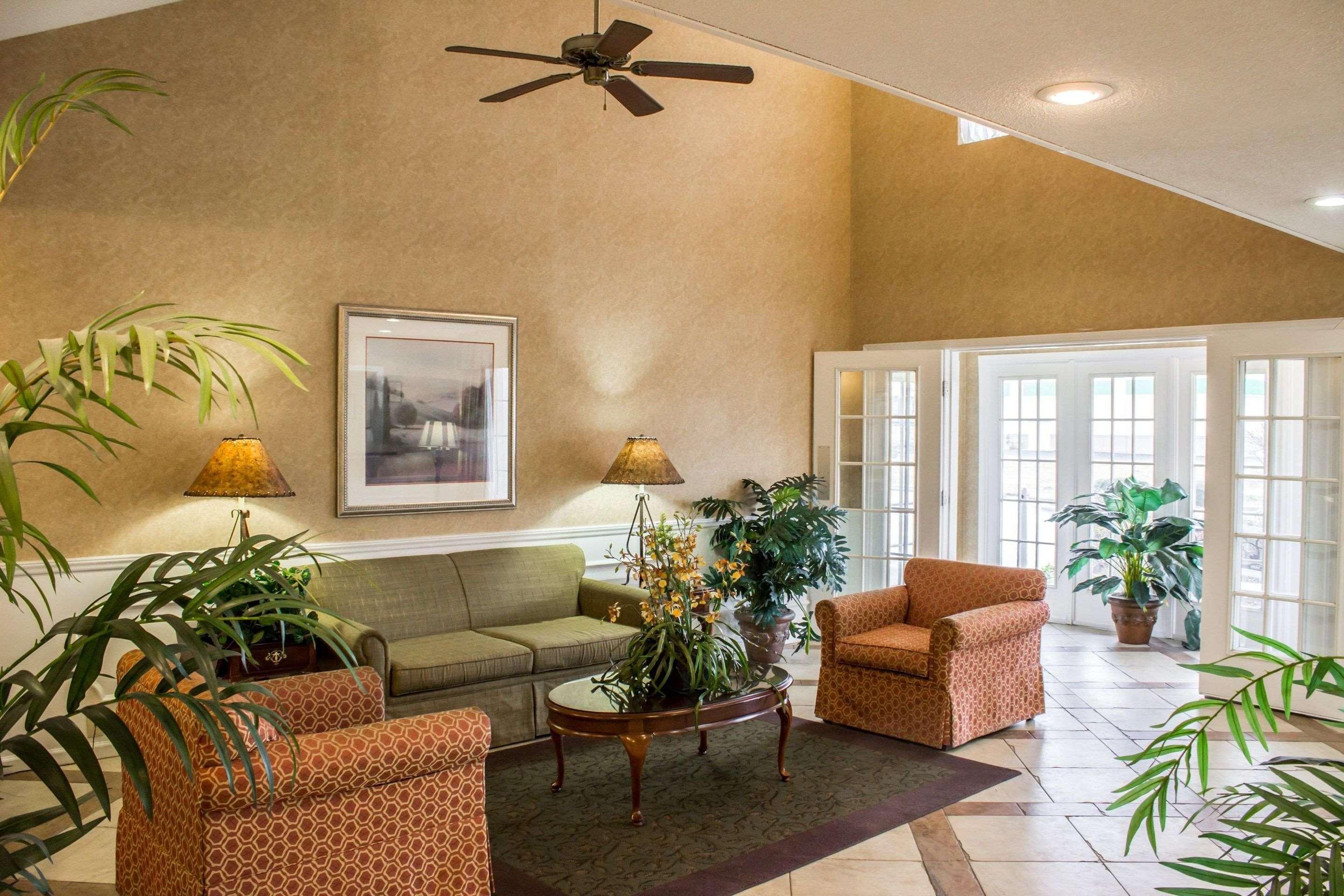 Econo Lodge Greenville near University 48/64