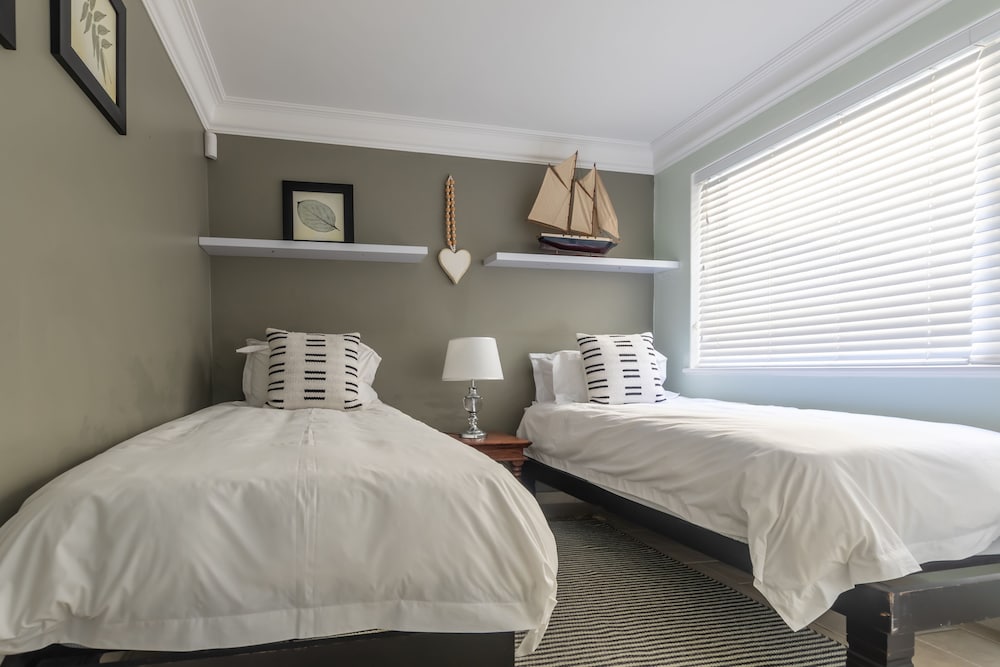 Dutton's Cove Guesthouse 2/50