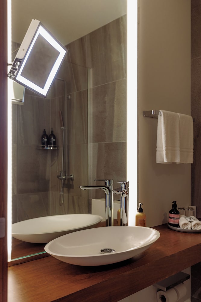 غرفة قياسية بسرير كينج بإطلالة على البحر، Umi Hotel 6/6