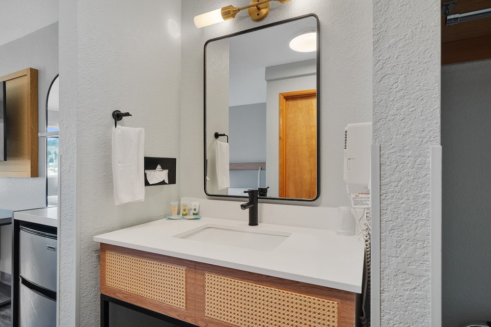 Econo Lodge 55/59