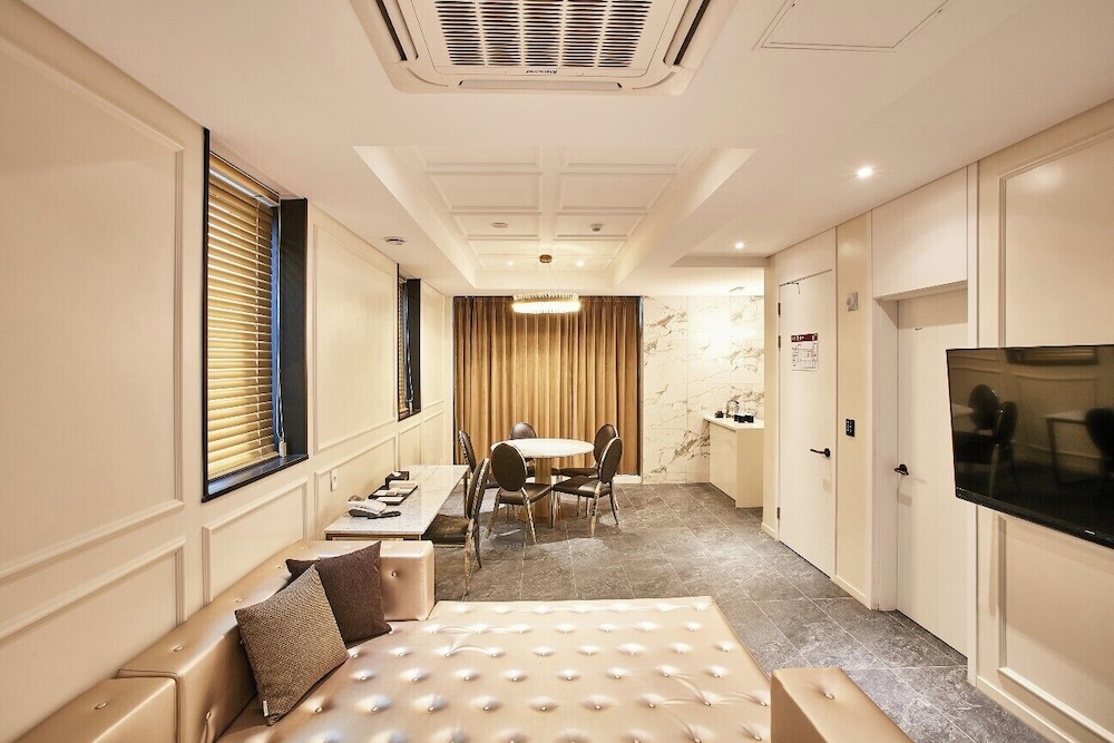 Hotel Wanted 52/70