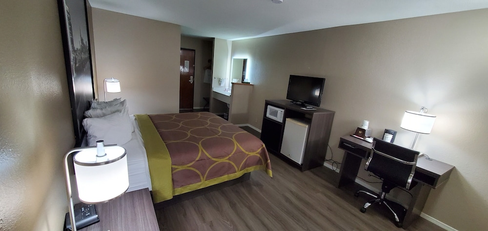 Super 8 by Wyndham Paris TN 28/31