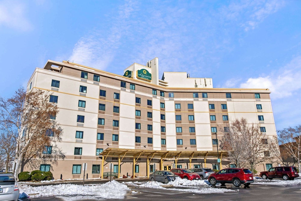 La Quinta Inn & Suites by Wyndham Boston Somerville 1/52