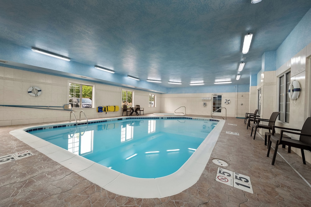 Comfort Inn and Suites Fenton MI 31/50