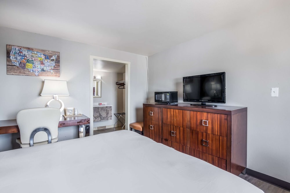 Econo Lodge Neenah 23/43