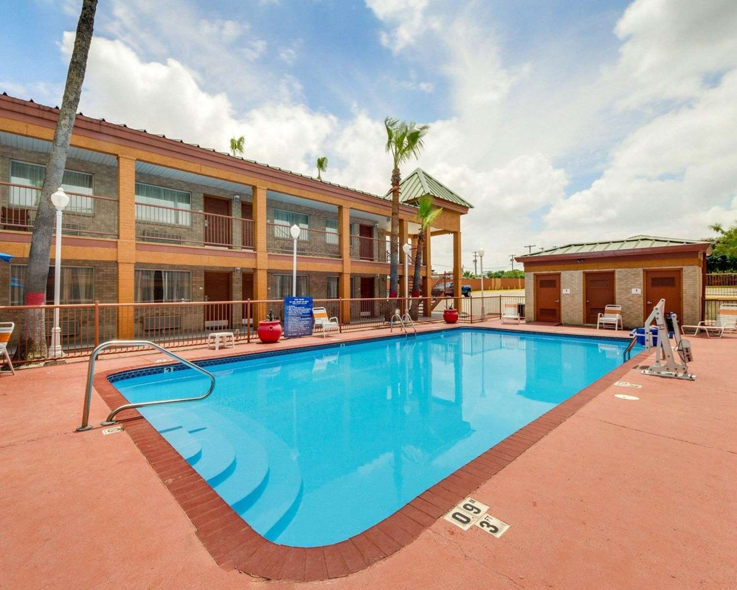Econo Lodge Inn and Suites Eagle Pass, TX 3/37