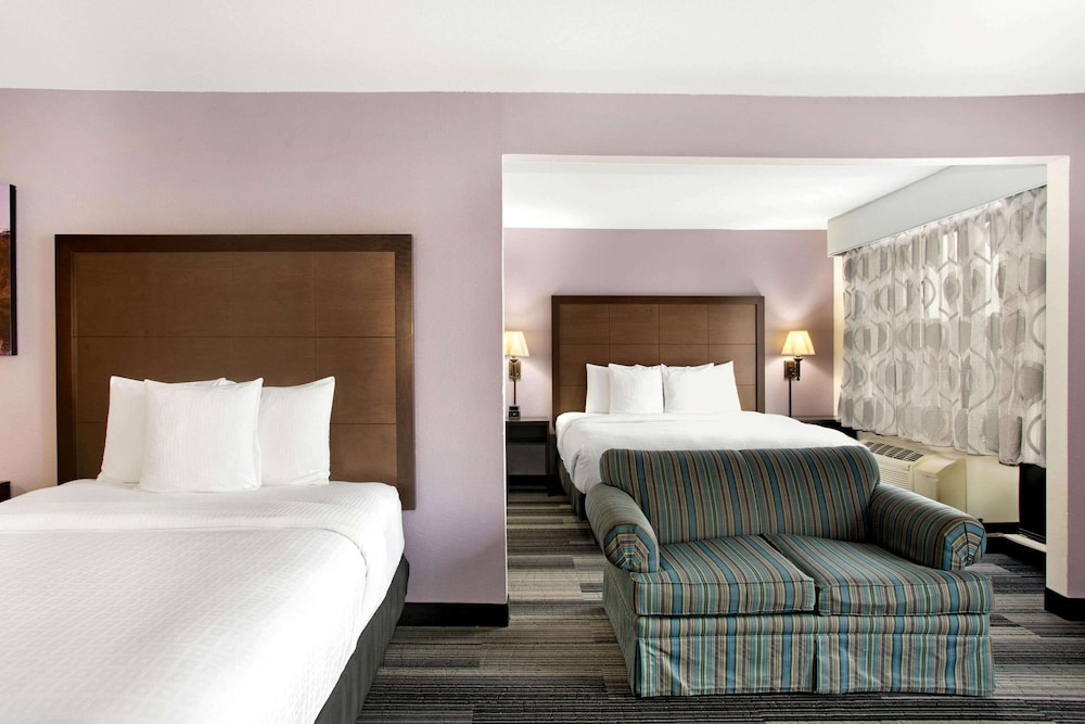 La Quinta Inn Suites Springfield Airport Plaza 17/61