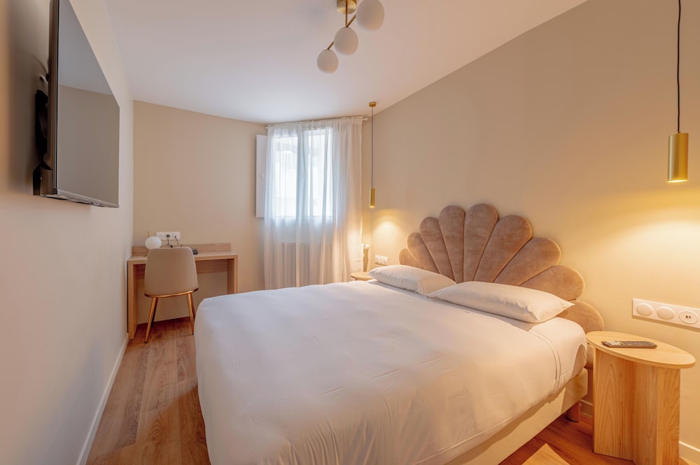 Comfort, Queen Bed