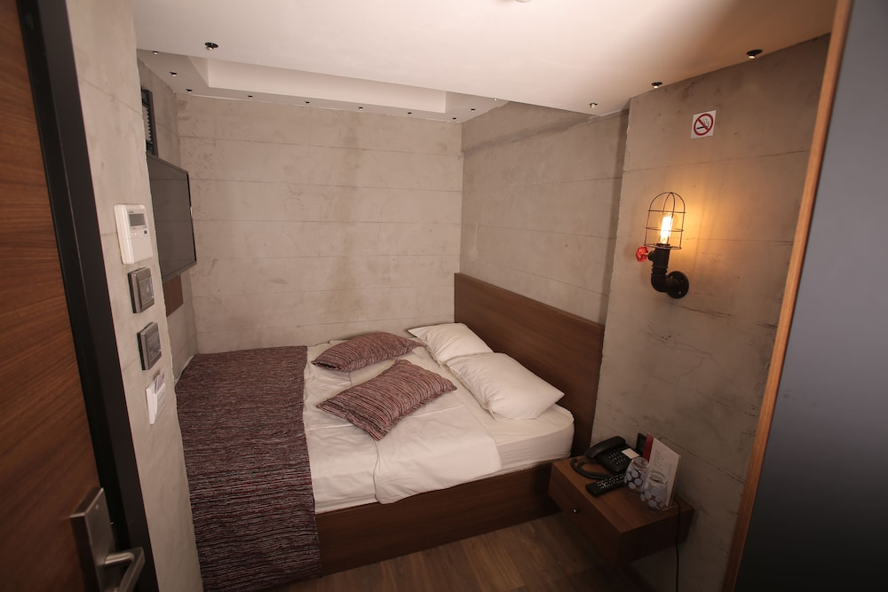 Elibol Hotel 12/52