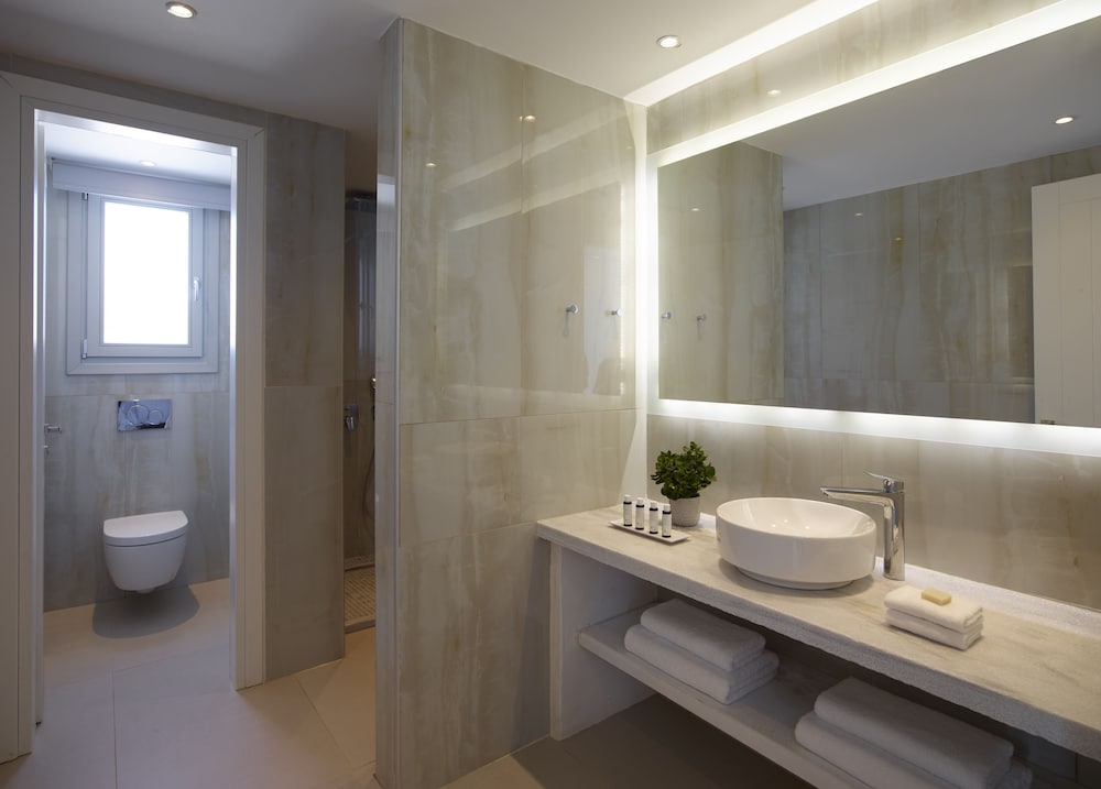 Epic Blue Suites & Villas 42/45
