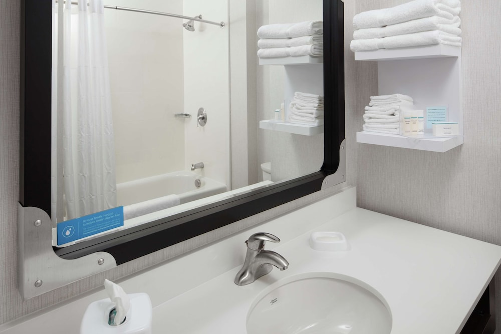 Hampton Inn and Suites Teaneck Glenpointe, NJ 16/41