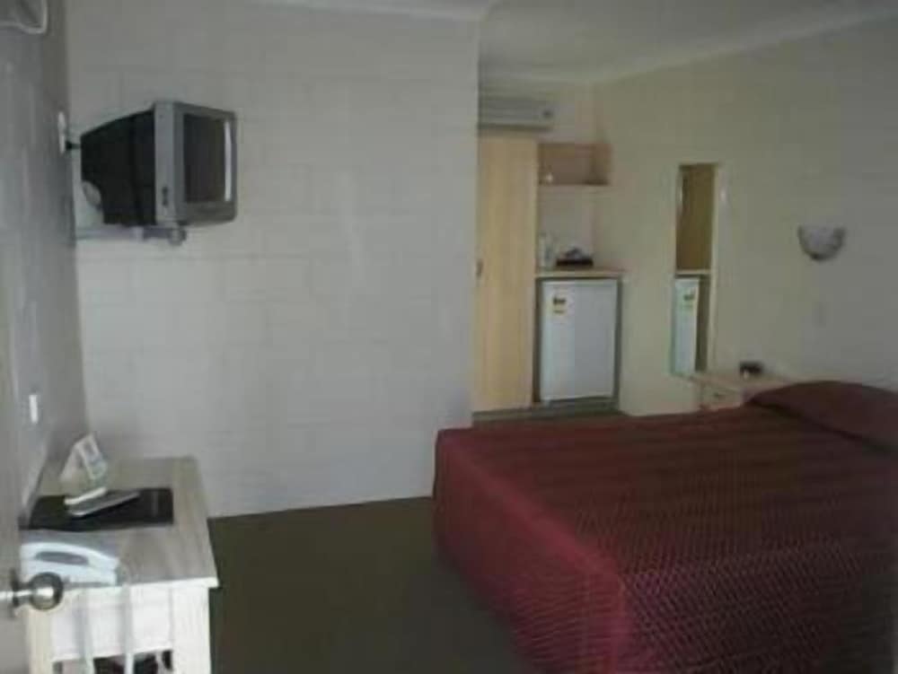 NAMBOUR LODGE MOTEL 21/37