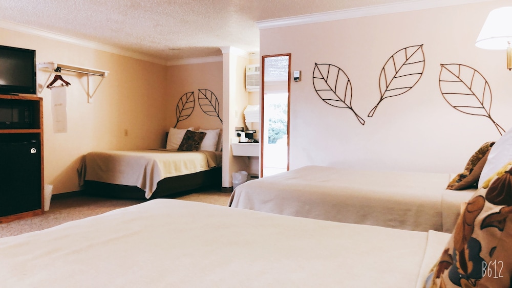 Covered Wagon Motel (ex Rodeway Inn Lusk) 20/50