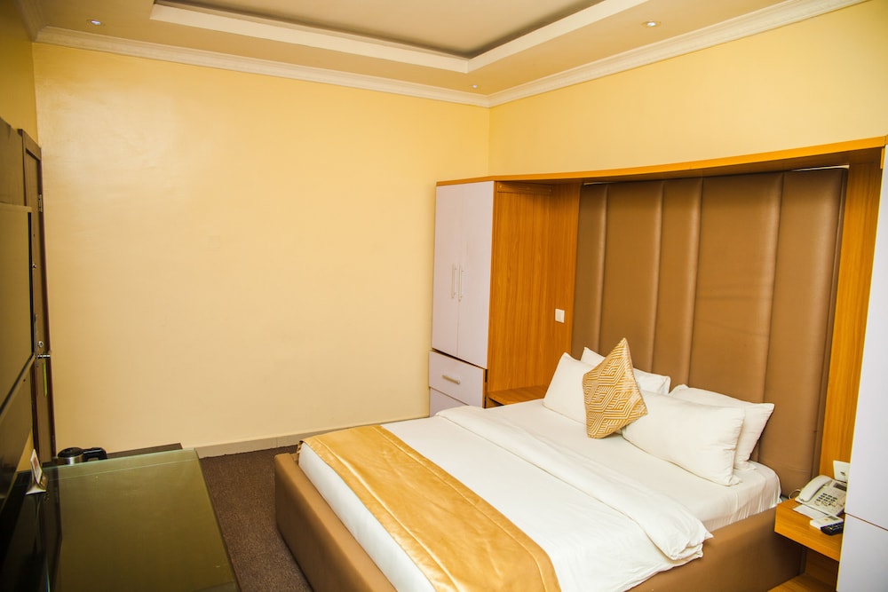 Cribville Hotel & Suites 8/41