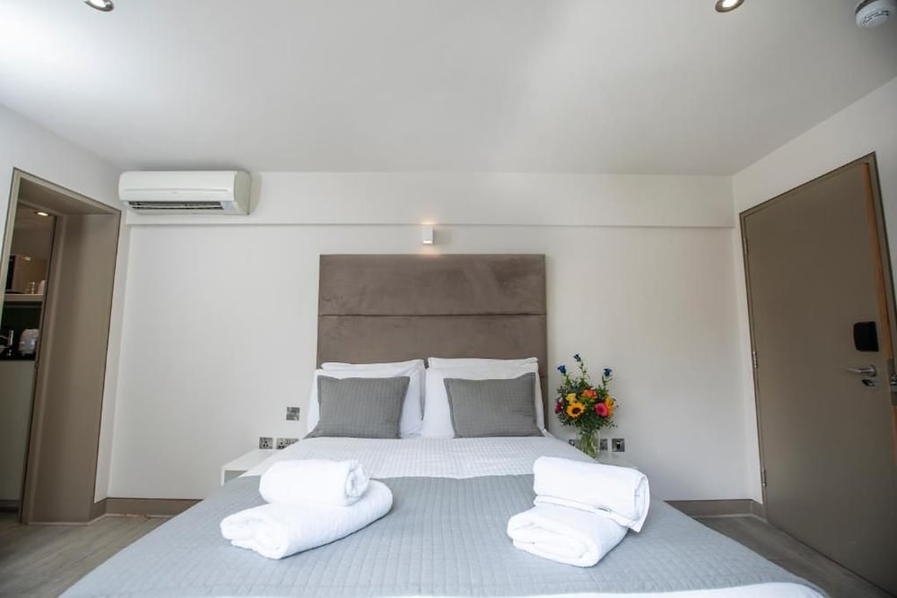 Arch Hotel 25/48