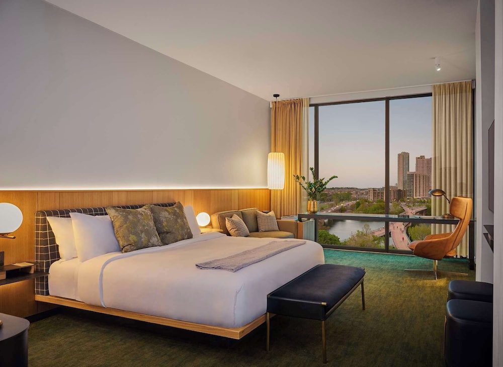 STUDIO, SUITE, KING BED