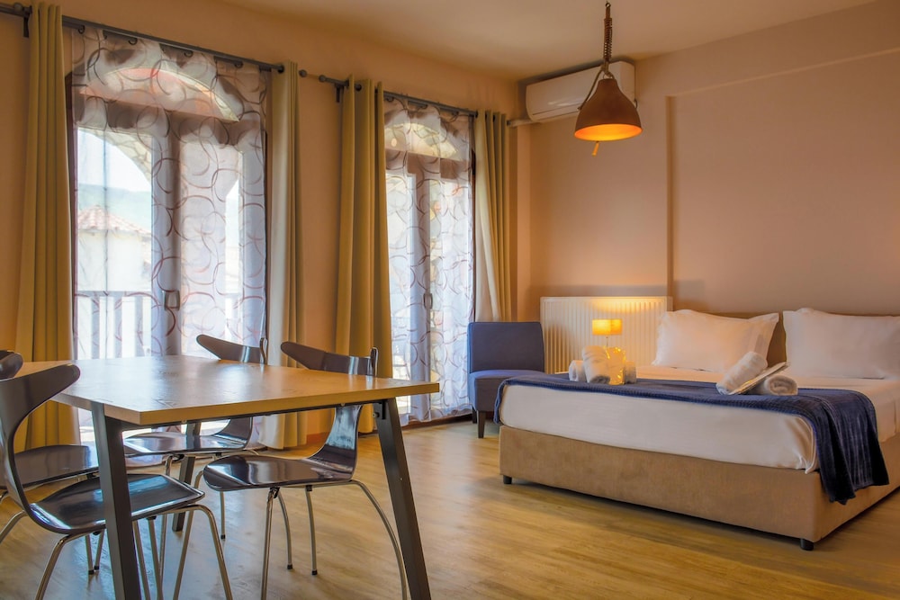 Deluxe, Suite, 2 Double Beds, Street View, Sofa