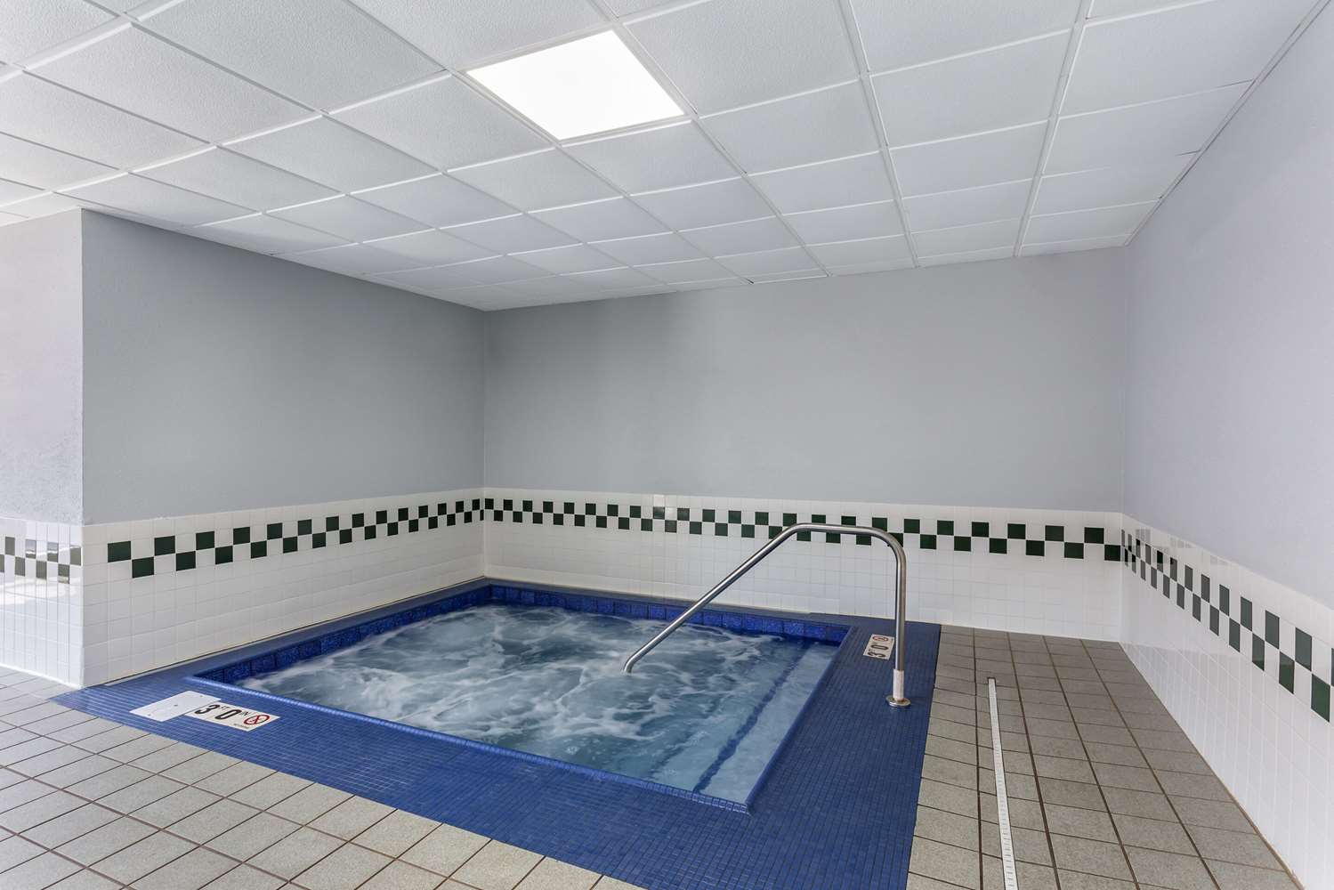 Comfort Inn Gurnee near Six Flags 19/35