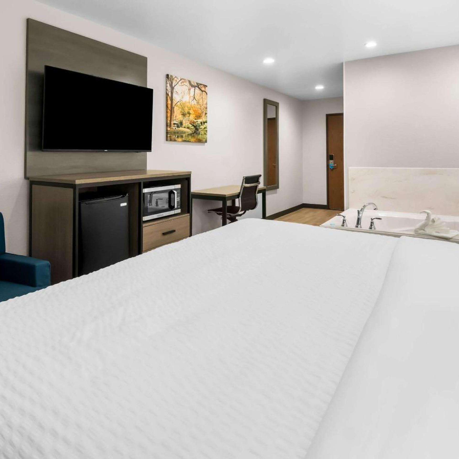 غرفة داخلية بسرير كينج بجاكوزي، Clarion Pointe Fort Worth East - Arlington 4/6
