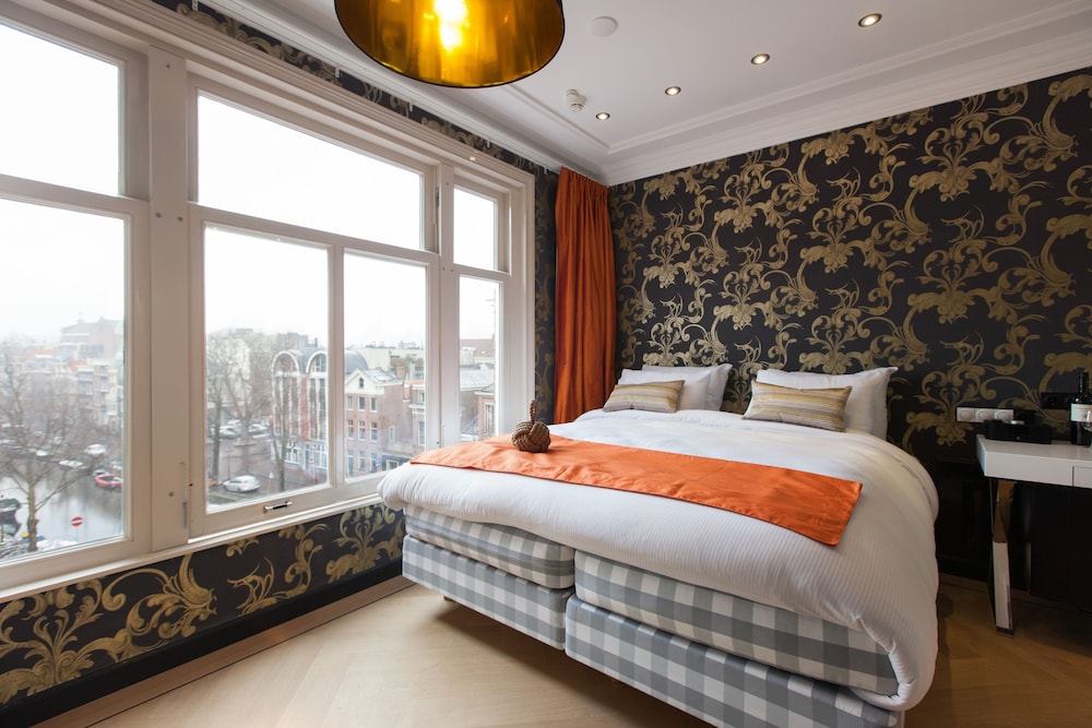 Amsterdam Canal Hotel 27/68