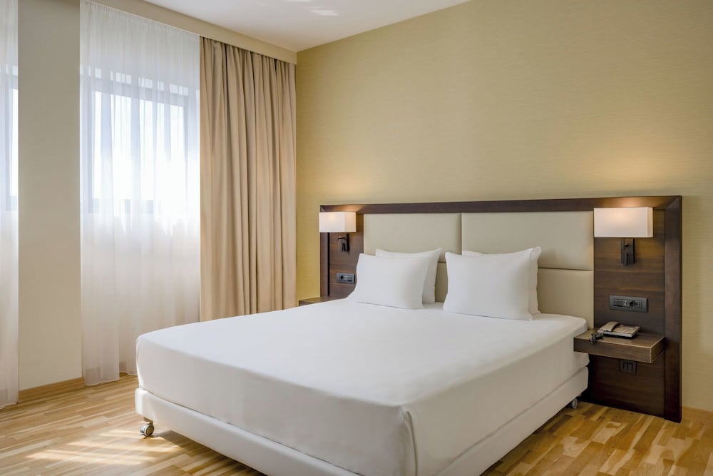 DELUXE, KING BED