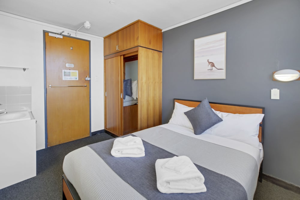 STANDARD, DOUBLE BED, SHARED BATHROOM