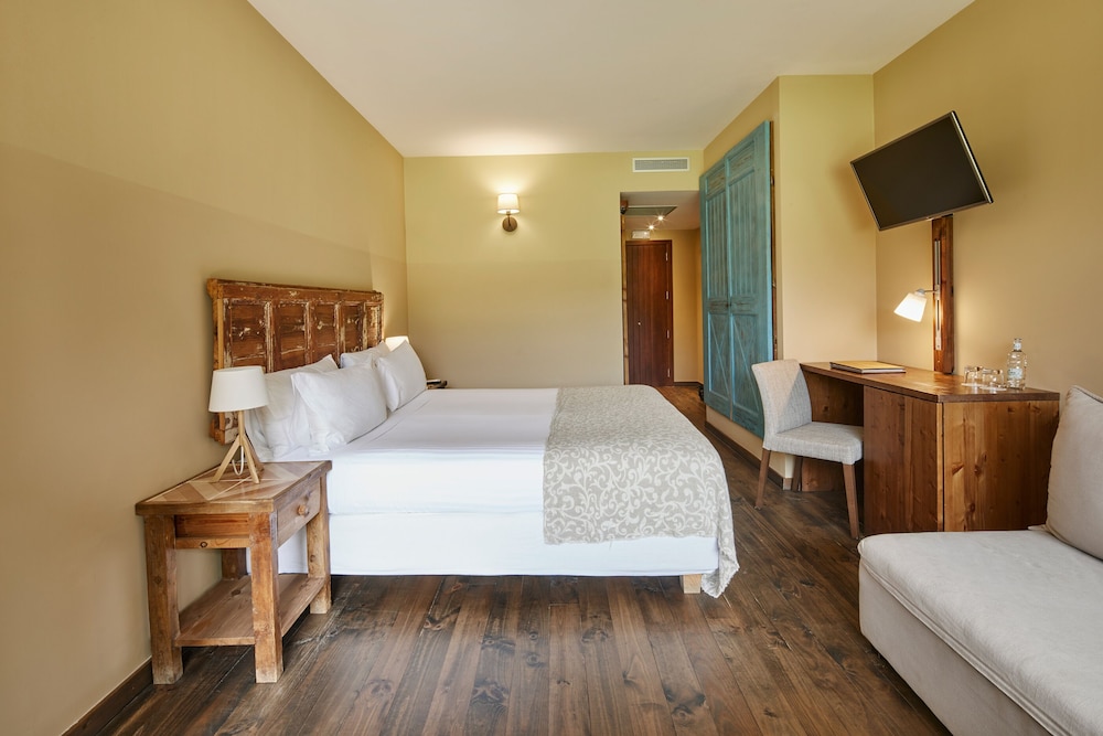 SUPERIOR, DOUBLE BED, GARDEN AREA