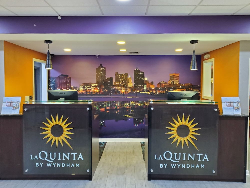 La Quinta Inn & Suites by Wyndham Memphis Airport Graceland 9/71