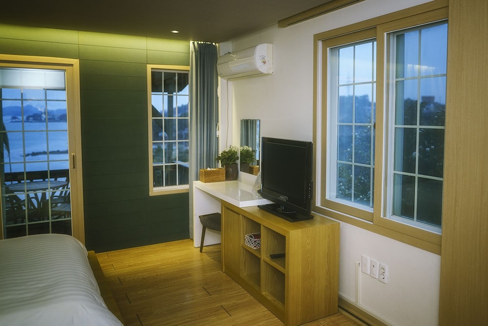 Tongyeong Mongdol House Pension 26/50