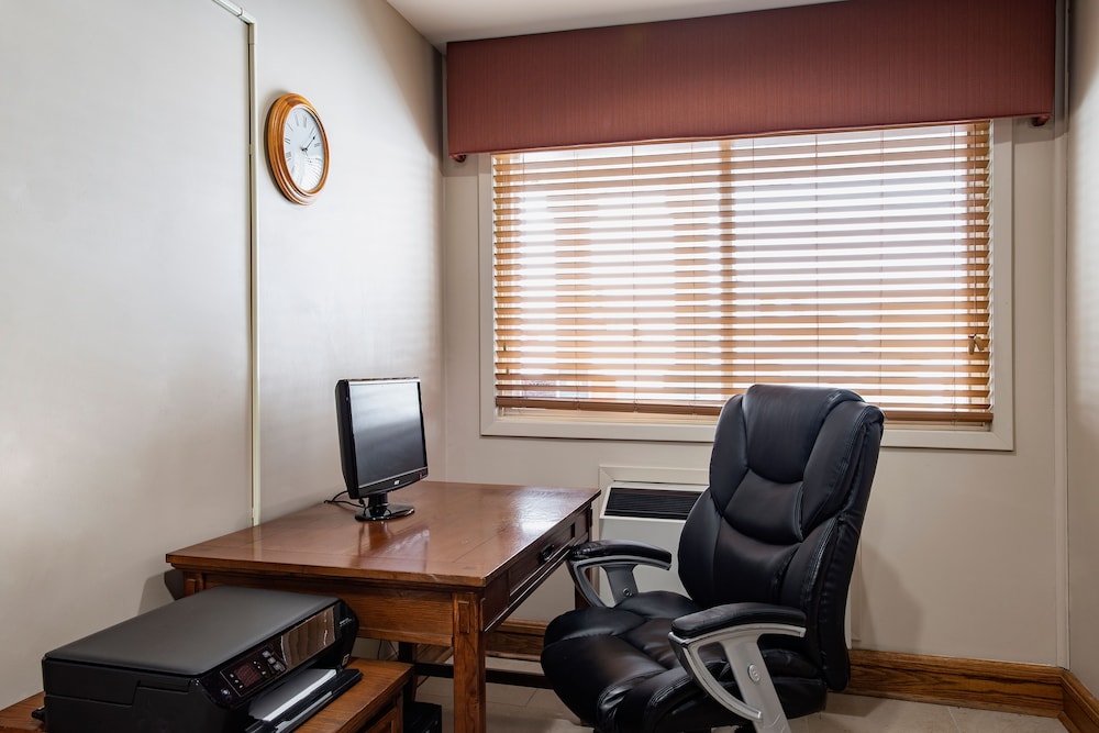 Travelodge Suites by Wyndham Regina / Eastgate Bay 66/71