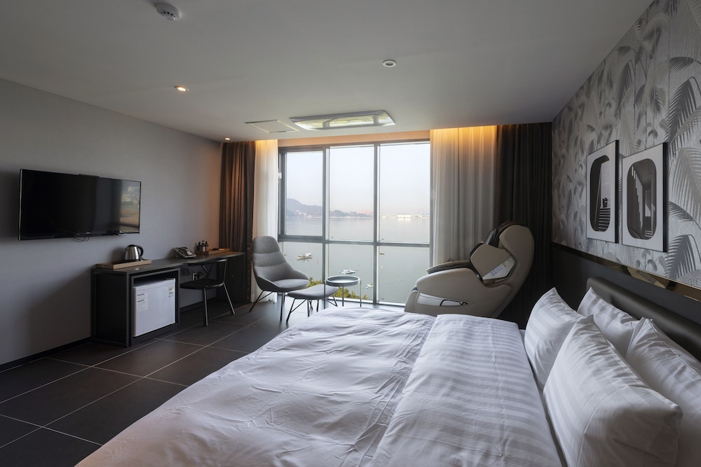 Premium, King Bed, Beach Front, Private Bathroom
