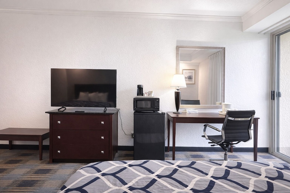 Riverview Inn & Suites 57/69