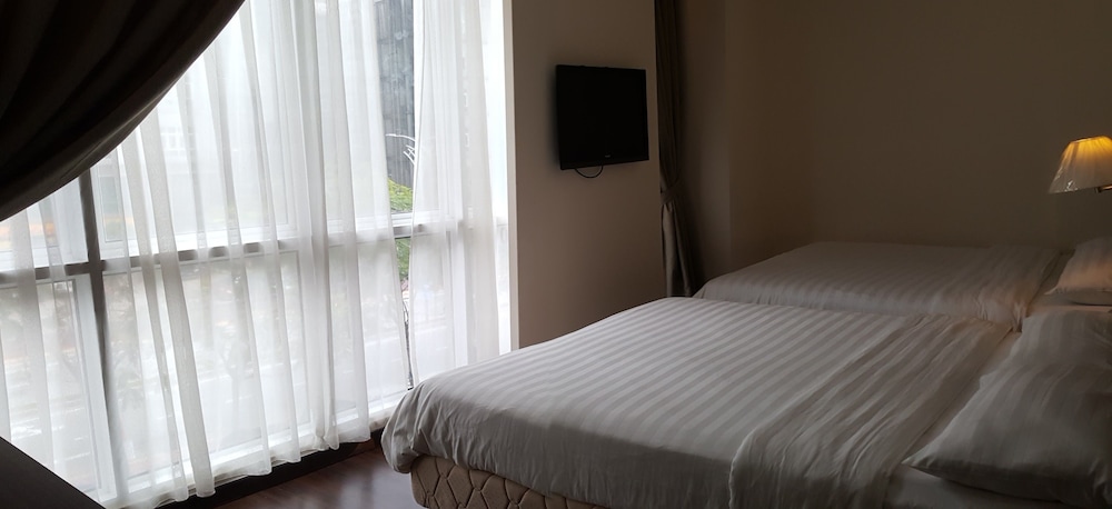 9 Square Hotel 8/31