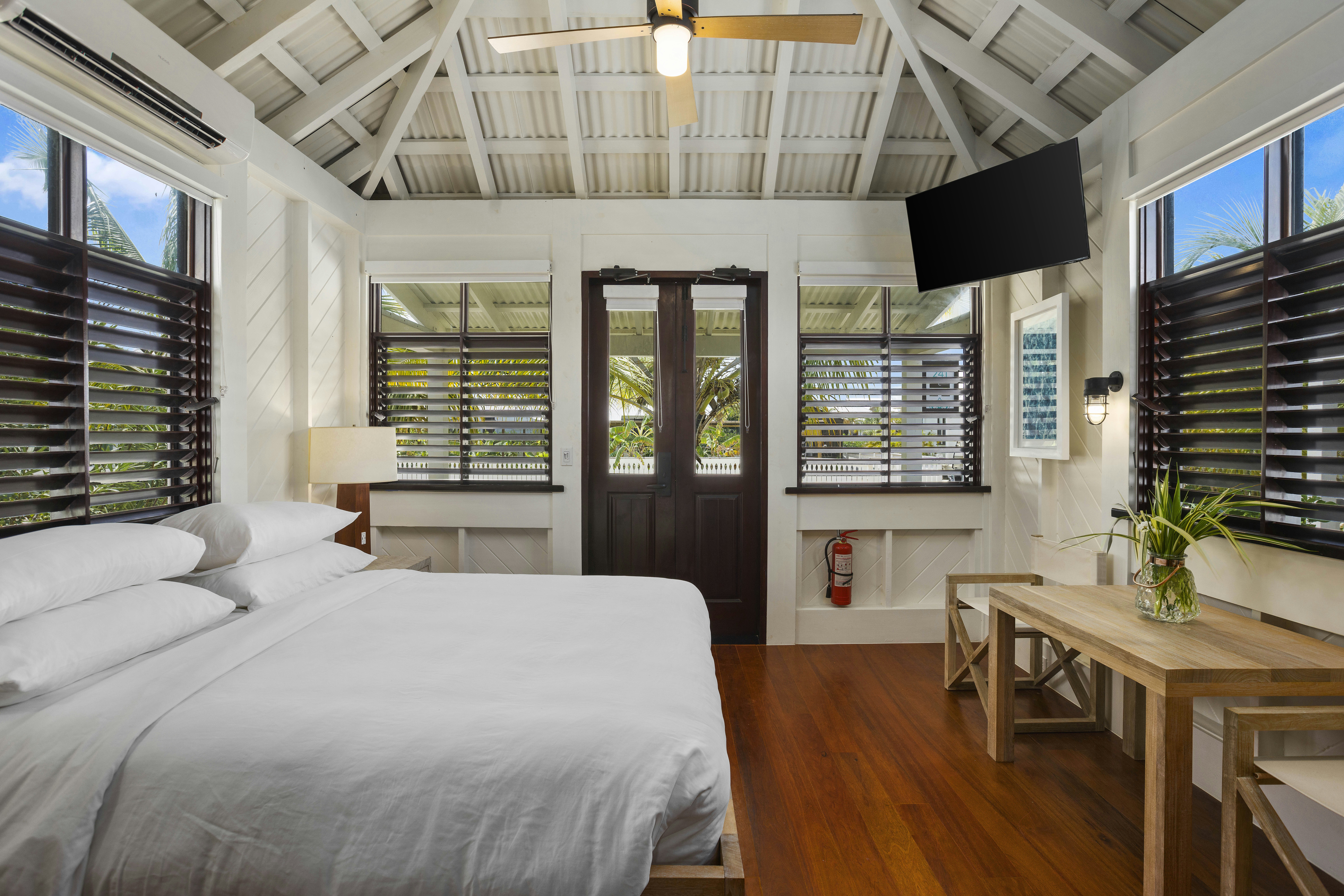 GARDEN COTTAGE, KING BED