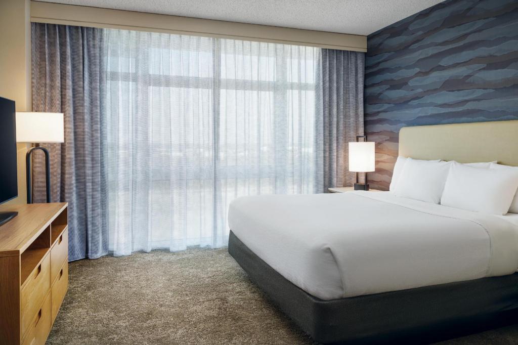 PURE, WELLNESS, SUITE, KING BED, ACCESSIBLE