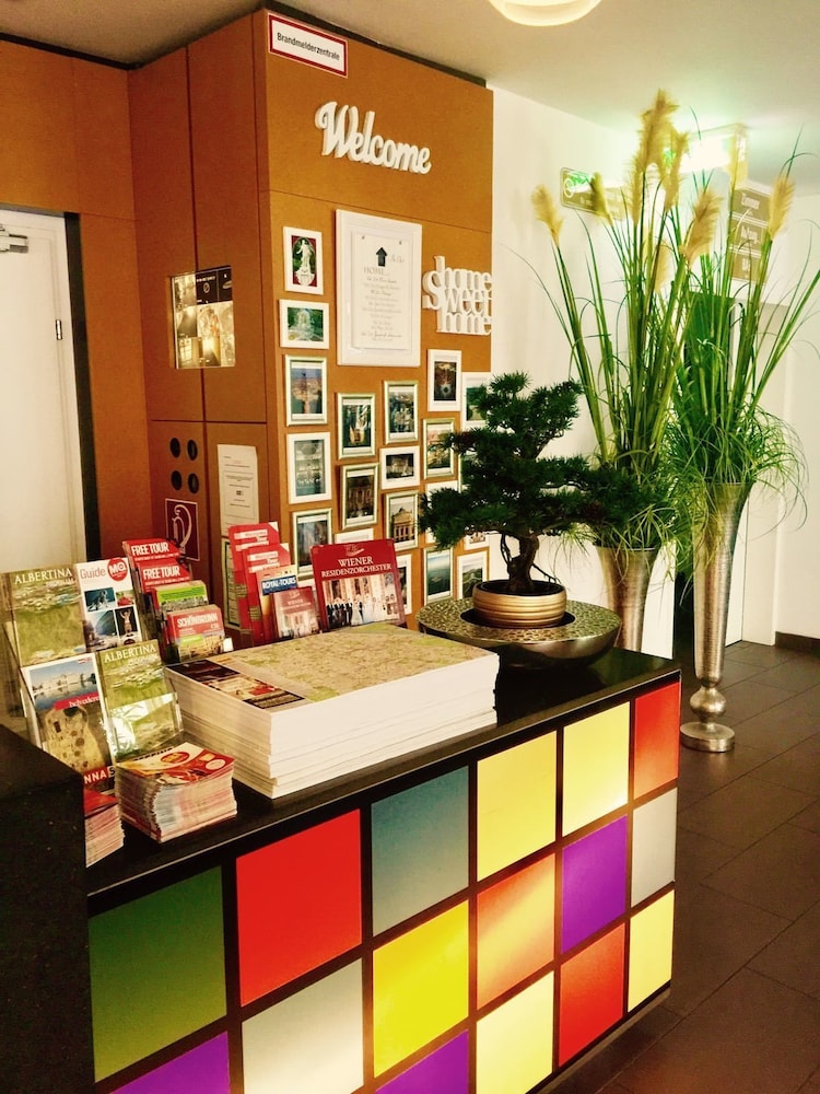 A T Holiday Hostel Wien 62/77