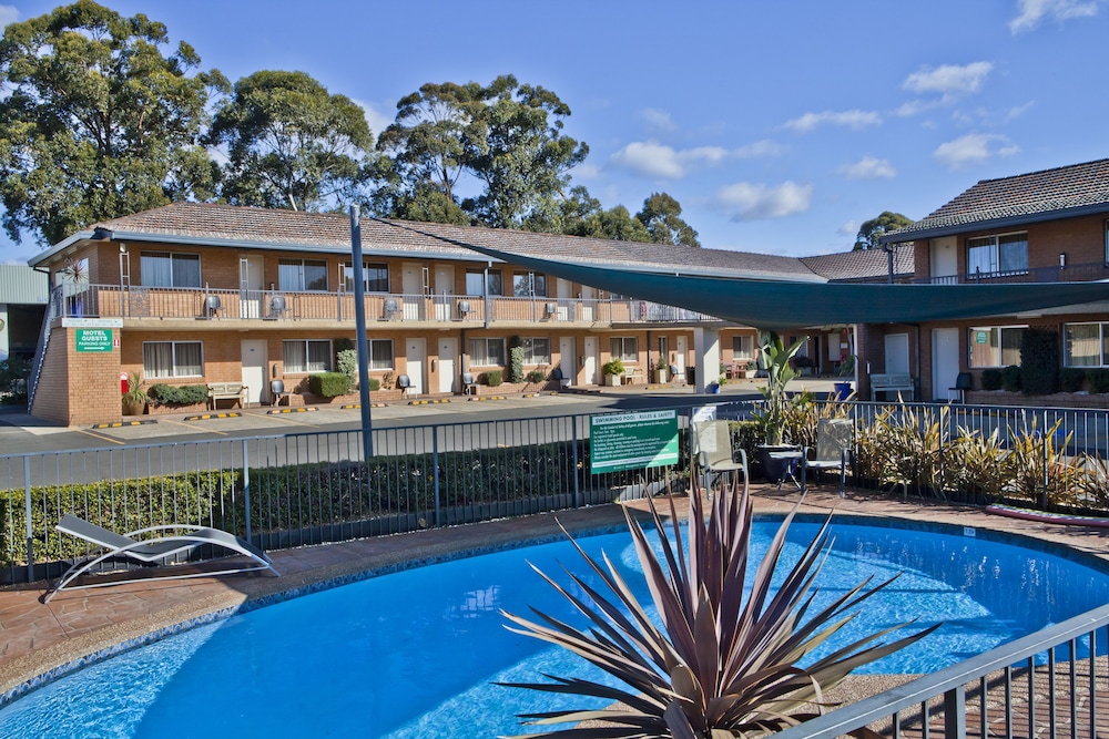 NARELLAN MOTOR INN 3/54
