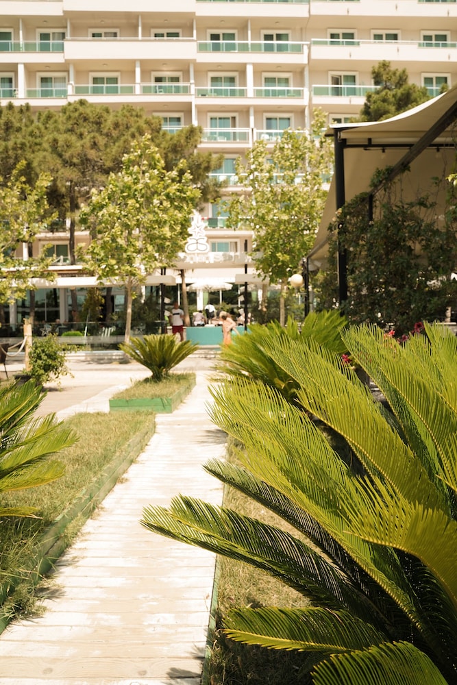Albanian Star Hotel 42/50