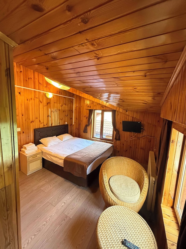 CLASSIC, SUITE, MULTIPLE BEDS, LAKE VIEW