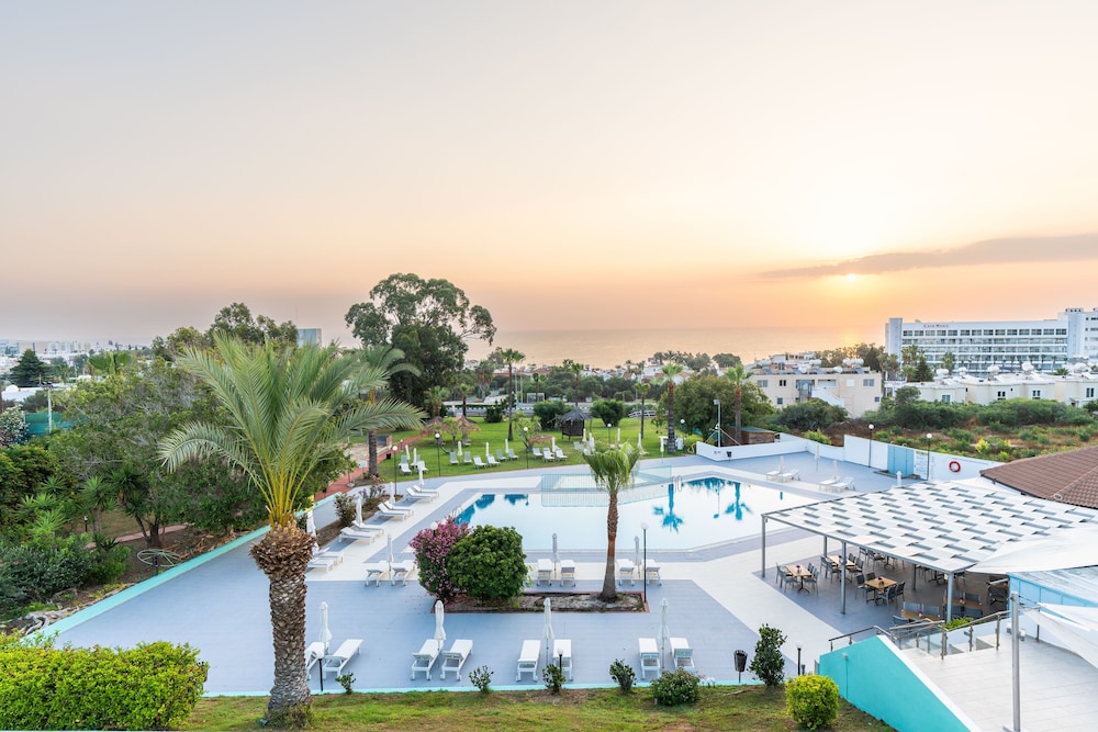 Adelais Bay Hotel 42/50