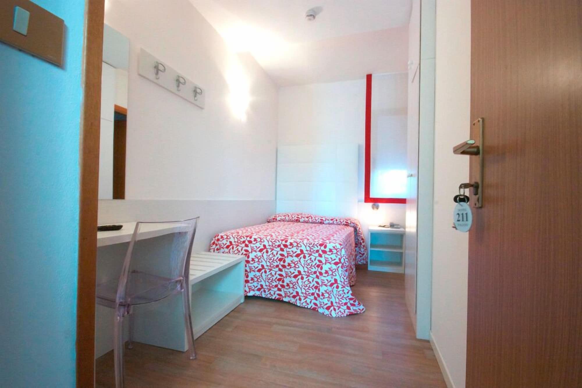 ROOM, SINGLE
