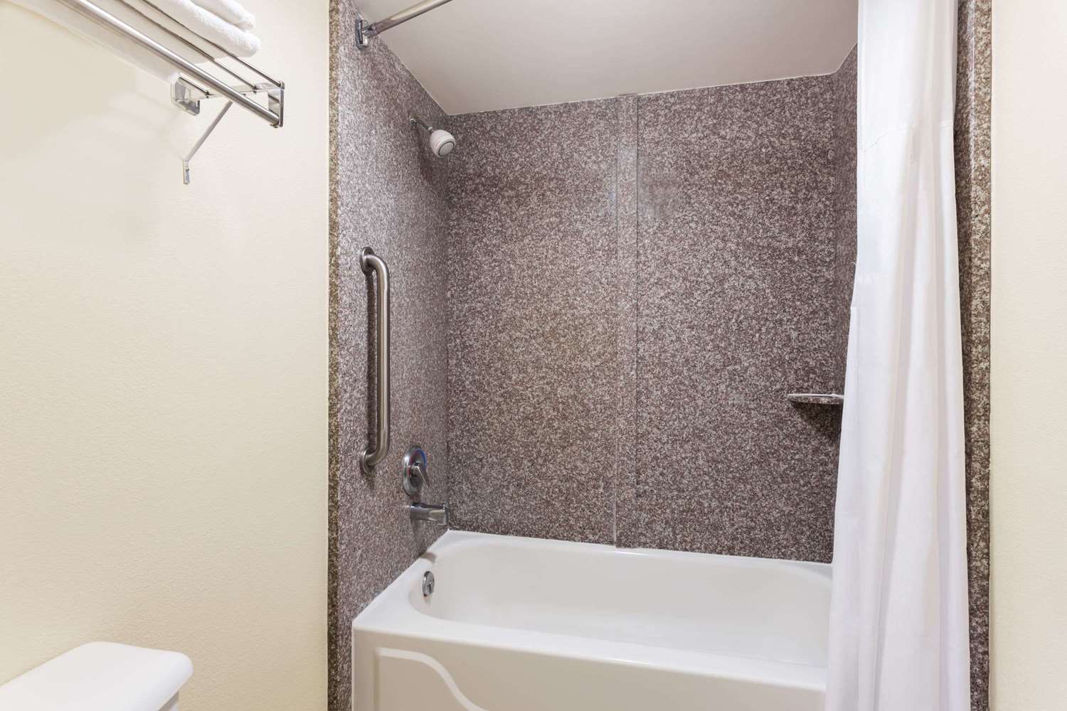 Days Inn & Suites by Wyndham Warner Robins Near Robins AFB 14/14