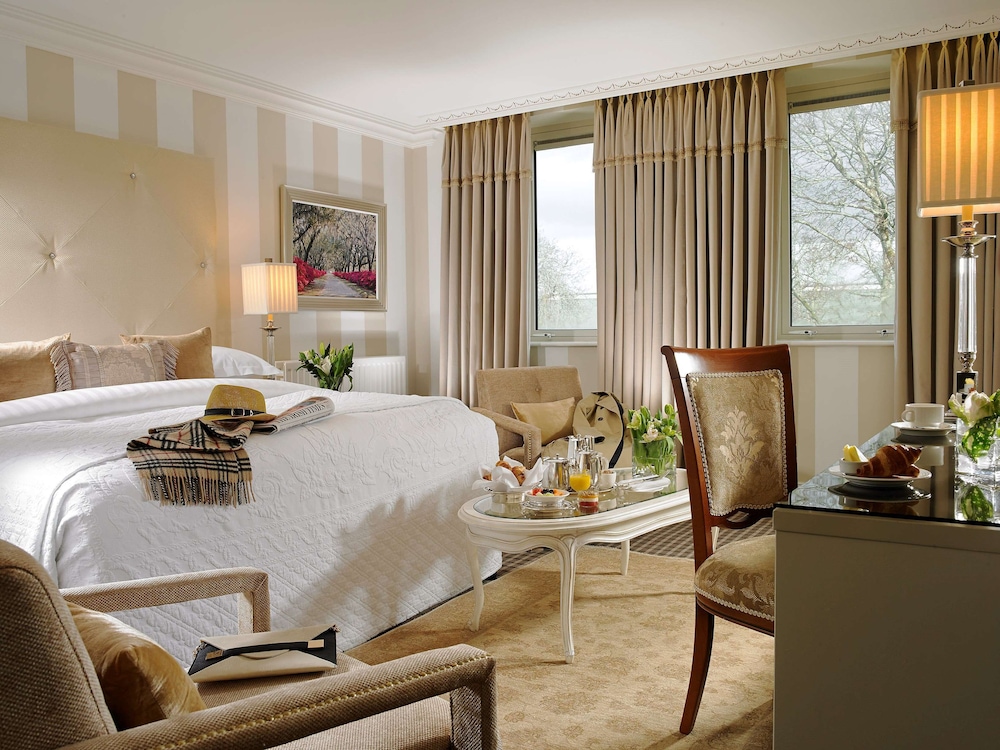 DELUXE, DOUBLE OR TWIN BED