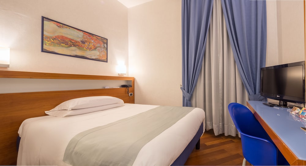 Standard double french bed، Best Western Plus Hotel Plaza 6/10