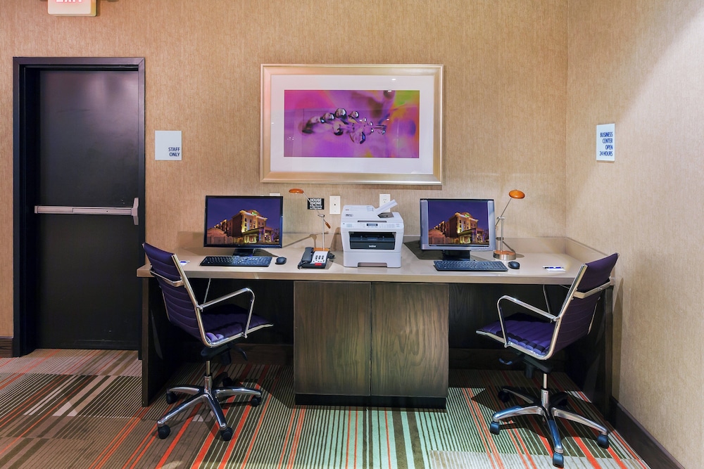 Holiday Inn Express Frisco Legacy Park Area 47/52