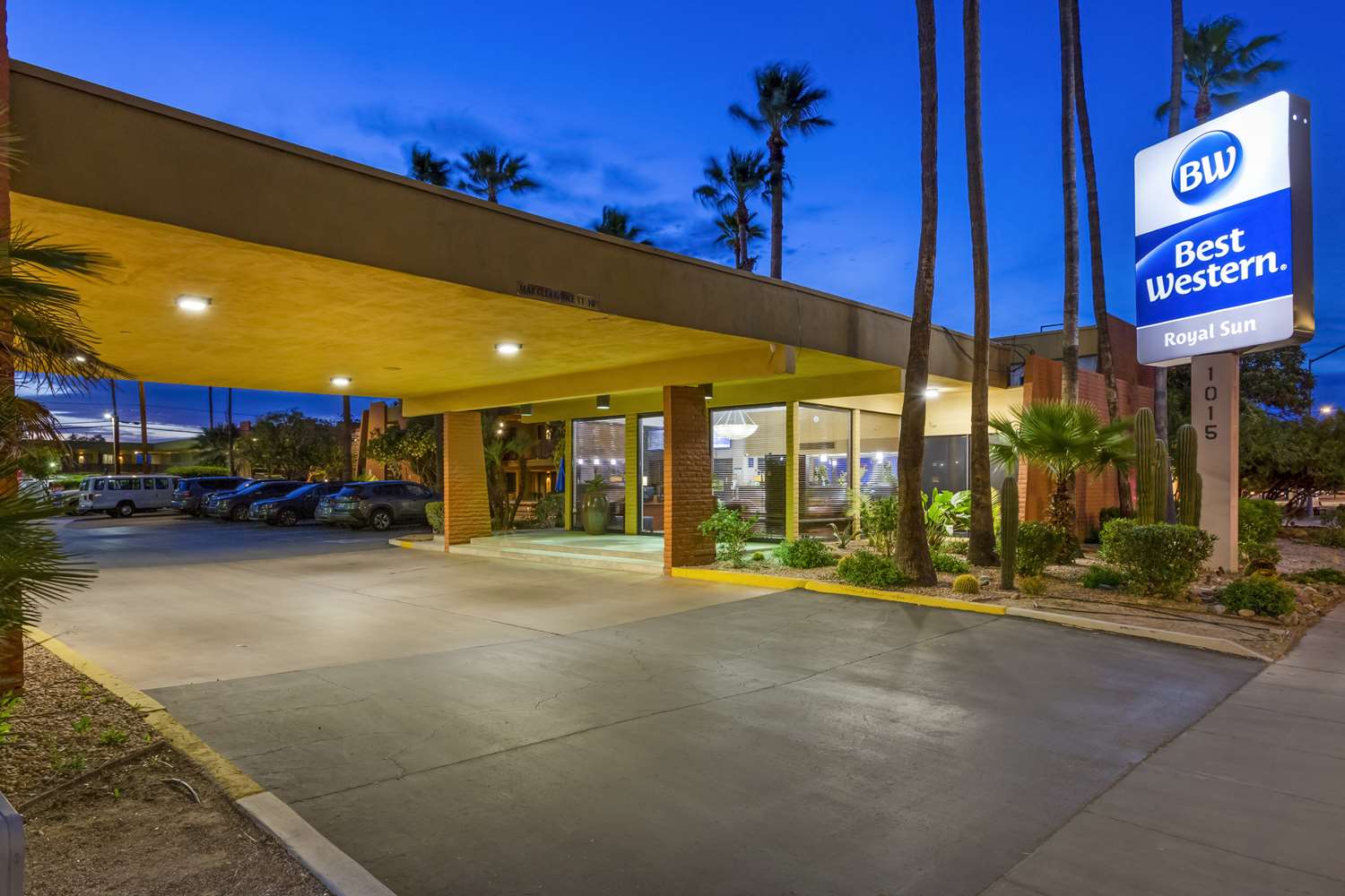Royal Sun Inn & Suites 23/25