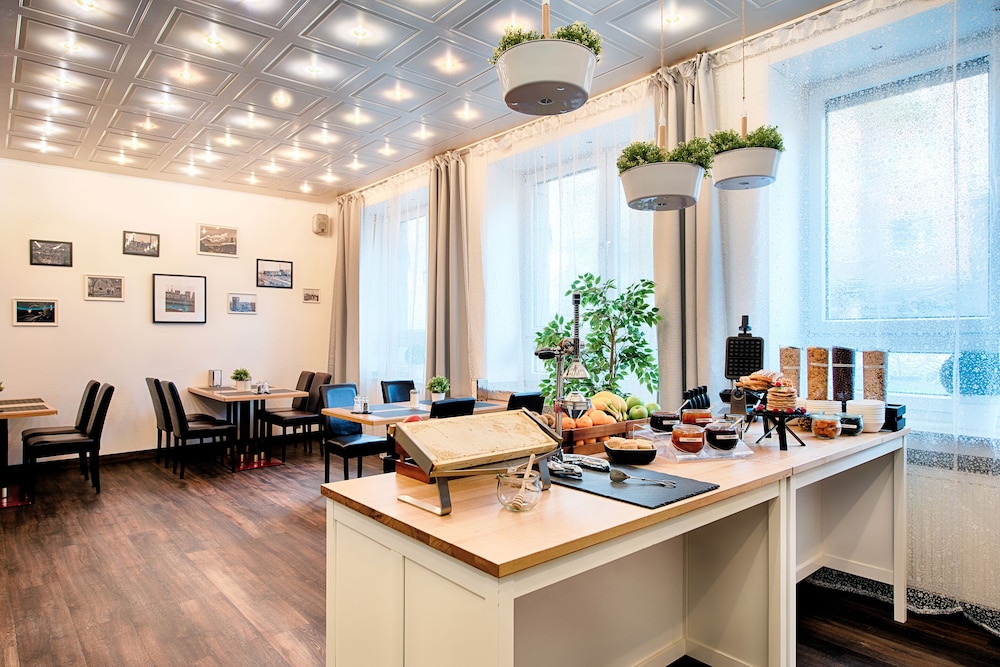 Home Hotel 53/59