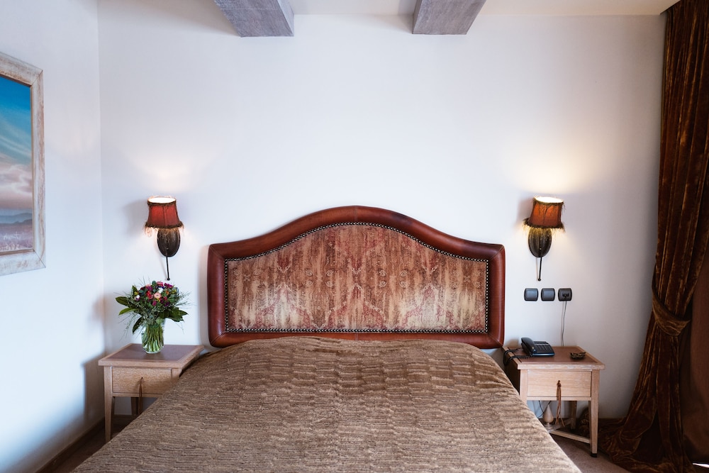 MAINALON RESORT 12/50