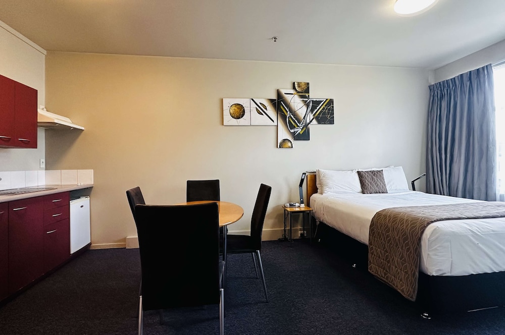 Suite, 1 Single and 2 Queen Beds, Kitchenette