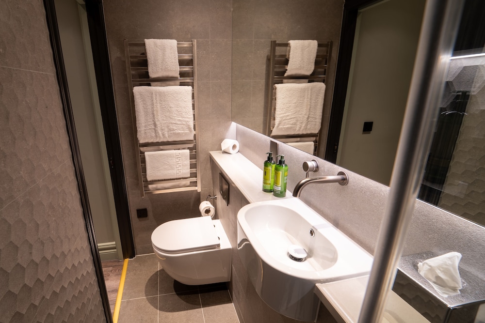 2 BEDROOMS, DUPLEX, SUITE, KITCHENETTE